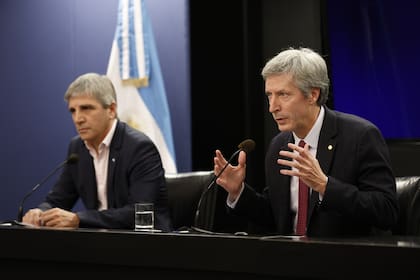 El ministro de economía, Luis Caputo, y el presidente del Banco Central, Santiago Bausili