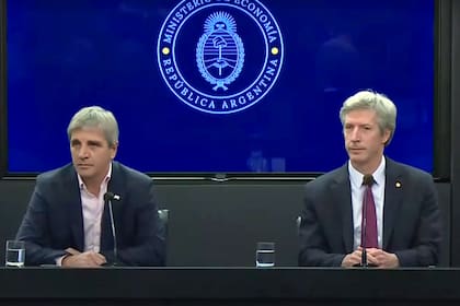 El ministro de Economía, Luis Caputo, y el presidente del BCRA, Santiago Bausili, en la conferencia de prensa del viernes pasado