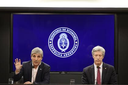 El ministro de Economía, Luis Caputo, y el presidente del Banco Central, Santiago Bausili.