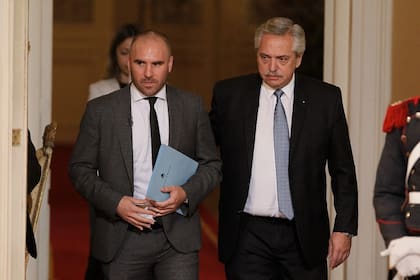 El ministro de Economía, Martín Guzmán, junto al presidente Alberto Fernández, quien lo sostiene en el cargo.