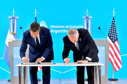 El ministro de Economía, Sergio Massa, junto al embajador de los Estados Unidos, Marc Stanley, firmaron un acuerdo de intercambio de información en materia tributaria que permitirá tener acceso a los movimientos de las cuentas de argentinos en ese país.