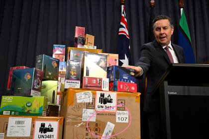 El ministro de Salud de Australia Mark Butler con cajas de cigarrillos electrónicos en conferencia de prensa en Canberra, Australia, el 28 de febrero del 2024. (Lukas Coch/AAP Image via AP)