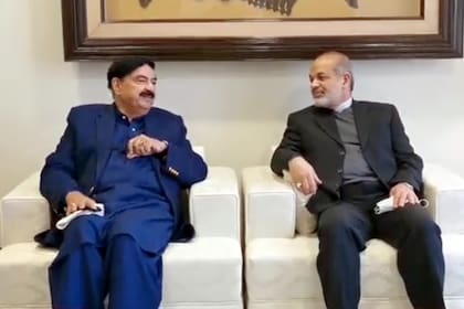 El ministro del Interior de Pakistán, Shaikh Rashid Ahmed, (izquierda), con su homólogo iraní Ahmad Vahidi (derecha), prófugo por el ataque a la AMIA en visita oficial a Islamabad, el 14 de febrero de 2022
