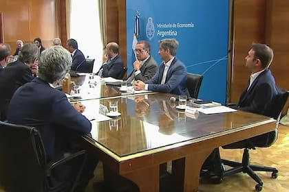 El ministro Sergio Massa al acortdar los términos del canje de deuda con los banqueros