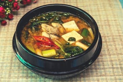 El miso se presenta en pasta y se añade a caldos y sopas, entre otros platos; sus variaciones de estilo permiten que sea adaptable a diversos gustos y necesidades nutricionales FOTO: Sopa de miso