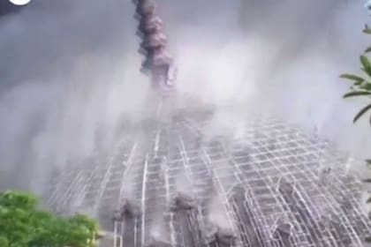 El momento de la caída de la cúpula de la mezquita en Indonesia