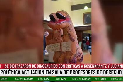El momento en el que dos estudiantes universitarios irrumpen en la sala de profesores de la facultad de Derecho de la UBA disfrazados de dinosaurios