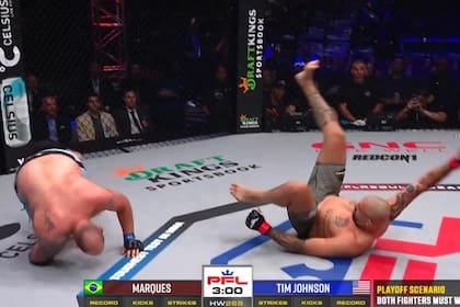 El momento en que Tim Johnson y el brasileño Danilo Marques caen en simultáneo en un combate de MMA