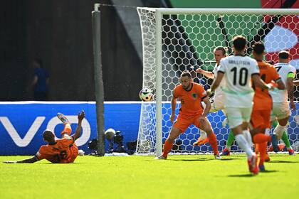 El momento exacto en el que el neerlandés Donyell Malen impacta la pelota, que irá hacia su propio arco y será gol de... Austria