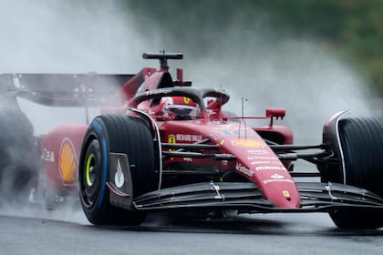 El monegasco Charles Leclerc conduce su Ferrari durante la tercera práctica libre antes de la clasificación en el Gran Premio de Hungría de la Fórmula Uno en el circuito Hungaroring en Mogyorod, en las afueras de Budapest, Hungría, sábado 30 de julio de 2022. El GP se correrá el domingo. (AP Foto/Darko Bandic)