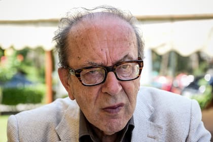 El novelista Ismaíl Kadaré murió hoy a los 88