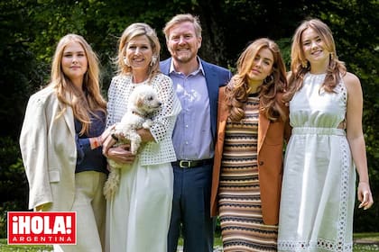 El nuevo posado de verano de la Familia Real neerlandesa. La princesa Amalia, la reina Máxima con su perro Mambo en brazos, el rey Guillermo Alejandro y las princesas Alexia y Ariane.
