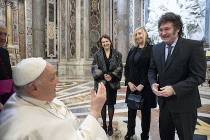 El papa Francisco, al encontrarse con Javier Milei en la Basílica de San Pedro, en febrero pasado
