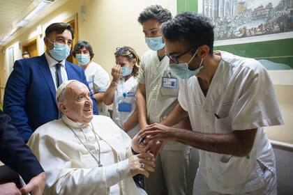 El papa Francisco cuando ingresó en 2021 en el policlínico universitario Agostino Gemelli en Roma, antes de someterse a una operación intestinal