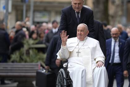 El papa Francisco, en la visita a una iglesia en Roma. (AP/Andrew Medichini)