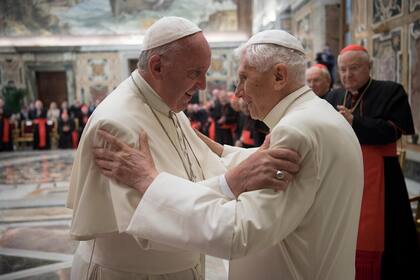 Francisco saluda a Benedicto durante una ceremonia para conmemorar su 65 aniversario de la ordenación sacerdotal en el Vaticano el 28 de junio de 2016