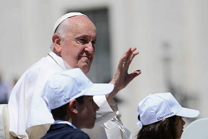 El Papa Francisco se marcha después de celebrar una misa en el Día Mundial del Niño en la Basílica de San Pedro en el Vaticano el 26 de mayo de 2024