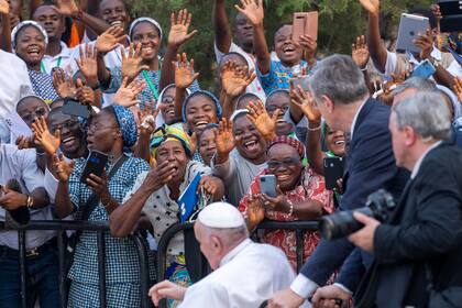 El Papa saluda a los feligreses al ingresar a la Catedral de Notre Dame en Kinshasa, República Democrática del Congo