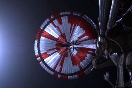 El paracaídas que amortiguó el descenso del Perseverance sobre suelo marciano llevaba un mensaje oculto en sus colores, que los entusiastas del espacio rápidamente decodificaron