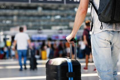 El Parlamento Europeo reclamó normas unificadas en toda la UE sobre el tamaño y precio del equipaje de mano en los aviones, recordando que una de las cuestiones que “más preocupa a los pasajeros” son las “políticas incoherentes” al respecto, que causan “confusión” y hasta “retrasos”, según los eurodiputados