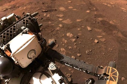 El Perseverance realizó sus primeros movimientos en Marte, que incluyeron un breve desplazamiento y un giro de 150 grados