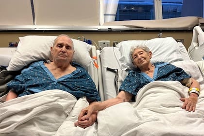 El personal de la unidad de cuidados paliativos, conmovido por la situación, decidió juntar las camas de la pareja para facilitar la atención de su familia