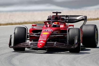 El piloto de Ferrari Charles Leclerc conduce su auto en una sesión de prácticas en la pista Barcelona Catalunya en Montmelo, España, el 20 de mayo del 2022.  (AP Foto/Joan Monfort)