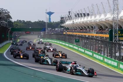 El piloto de Mercedes George Russell lidera el Gran Premio de Brasil, el domingo 13 de noviembre de 2022, en Sao Paulo. (AP Foto/Andre Penner)