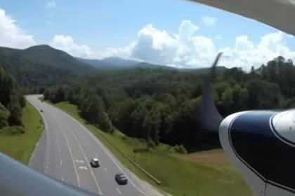 El piloto logró aterrizar en una calle transitada de Carolina del Norte, Estados Unidos