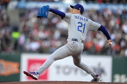 El pitcher abridor de los Dodgers de Los Ángeles Walker Buehler se prepara para lanzar en el primer inning de su juego de béisbol contra los Gigantes de San Francisco, el miércoles 28 de julio de 2021 en  San Francisco. (AP Foto/Tony Avelar)
