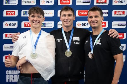 El podio de la clasificación francesa: a la izquierda, con la medalla plateada y el brazo izquierdo con cabestrillo, Rafael Fente Damers; lo acompañan Maxime Grousset (oro) y Hadrien Salvan (bronce)