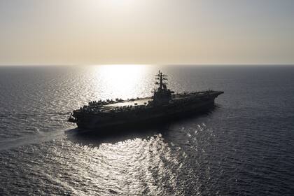 El portaaviones USS Dwight D. Eisenhower navega en el Mar Rojo el miércoles 12 de junio de 2024. Puede que el USS Dwight D. Eisenhower sea uno de los portaaviones más antiguos de la Armada estadounidense, pero sigue luchando, a pesar de las repetidas afirmaciones falsas de los rebeldes Houthi de Yemen.