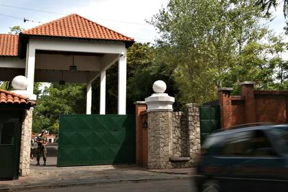 El portón verde de la quinta de Olivos se abrió y cerró hoy reiteradamente por las visitas políticas que recibió el presidente Alberto Fernández.