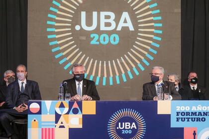 El presidente Alberto Fernández y el rector de la UBA, Alberto Barbieri, en el acto por el bicentenario de la universidad
