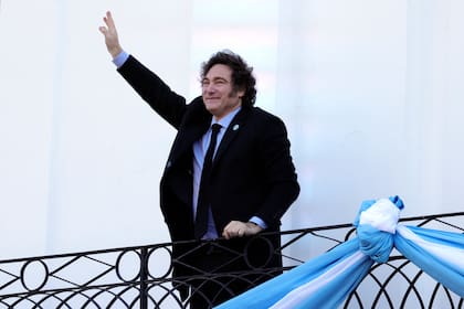 El presidente argentino Javier Milei saluda durante una ceremonia para celebrar el 214 aniversario de la Revolución de Mayo, en Córdoba