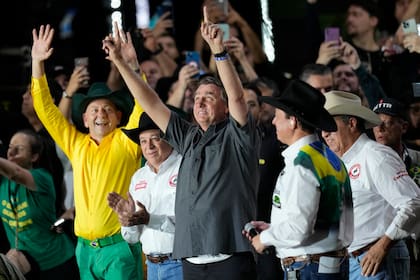 El presidente brasileño, Jair Bolsonaro, que aspira a la relección, saluda a sus partidarios en el Festival Internacional de Rodeo en Barretos, en el estado de San Pablo, el 26 de agosto.  (AP Foto/Andre Penner)