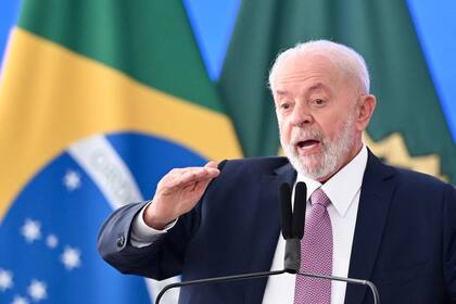 El presidente brasileño, Luiz Inacio Lula da Silva, pronuncia un discurso en el Palacio Planalto de Brasilia el 22 de abril de 2024.
