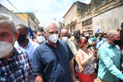 El presidente cubano Miguel Díaz-Canel participa de una manifestación de ciudadanos que demandan mejoras en el país, en San Antonio de los Baños, Cuba
