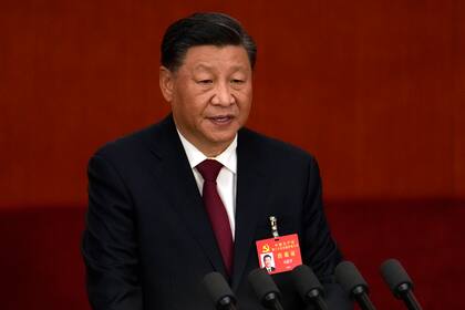 El presidente de China, Xi Jinping, ofrece un discurso durante la ceremonia de apertura del 20mo Congreso Nacional del Partido Comunista Chino, que gobierna el país, en el Gran Salón del Pueblo en Beijing, China, el domingo 16 de octubre de 2022.  (AP Foto/Mark Schiefelbein)