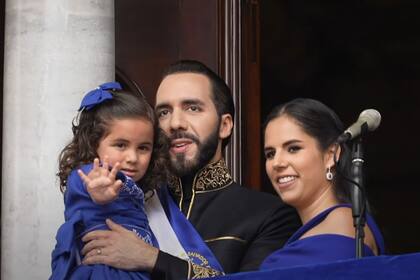 El presidente de El Salvador, Nayib Bukele, con su familia