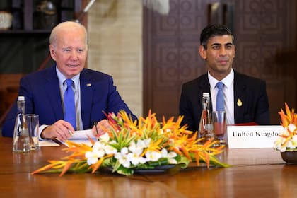 El presidente de Estados Unidos, Joe Biden, a la izquierda, y el primer ministro británico, Rishi Sunak, asisten a una reunión de emergencia de líderes del G20 después de que cayera un misil en Polonia, cerca de la frontera ucraniana, el miércoles 16 de noviembre de 2022, en Nusa Dua, Indonesia. (Leon Neal/Pool Foto via AP)