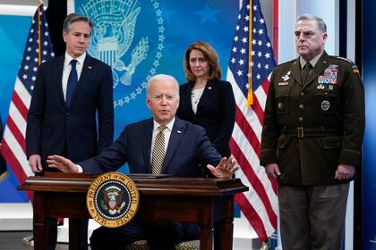 El presidente de Estados Unidos, Joe Biden, y detrás su secretario de Estado, Antony Blinken