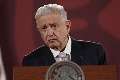 El presidente de México, Andrés Manuel López Obrador, escucha la pregunta de un periodista durante su conferencia de prensa diaria en el Palacio Nacional de Ciudad de México, el viernes 8 de julio de 2022. (AP Foto/Moises Castillo)