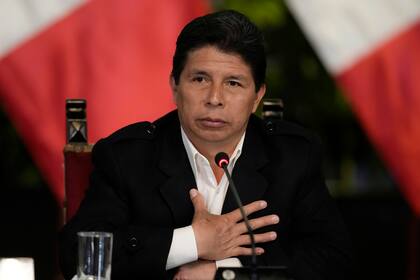 El presidente de Perú, Pedro Castillo, asiste a una conferencia de prensa en el Palacio Presidencial en Lima, Perú, el martes 11 de octubre de 2022. (AP Foto/Martin Mejia)