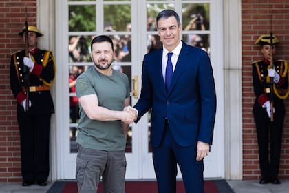 El presidente de Ucrania, Volodimir Zelensky, y el presidente del Gobierno, Pedro Sánchez, se saludan a su llegada a un encuentro en el Palacio de La Moncloa, a 27 de mayo de 2024, en Madrid (España).
