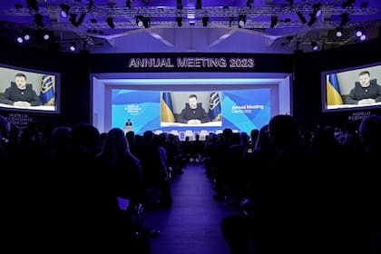 El presidente de Ucrania, Volodymyr Zelenskyy, interviene por videoconferencia en el Foro Económico Mundial en Davos, Suiza, el 18 de enero de 2023. (AP Foto/Markus Schreiber)