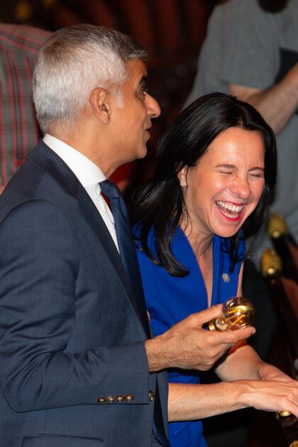El presidente del C40, el londinense Sadiq Khan y la alcaldesa de Montreal, Valérie Plante colocan sus lamparitas en la araña del Teatro Colón.