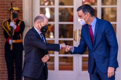 El presidente del gobierno español Pedro Sánchez, derecha, recibe al canciller alemán Olaf Scholz en el Palacio de la Moncloa, el lunes 17 de enero de 2022, en Madrid, España. (AP Foto/Manu Fernández)