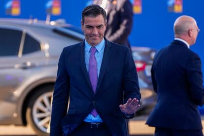 El presidente del gobierno español, Pedro Sánchez, llega para una sesión de trabajo en la cumbre de la OTAN, en Madrid, España, el jueves 30 de junio de 2022. (AP Foto/Manu Fernández)