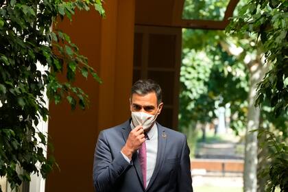 El presidente español Pedro Sánchez arriba a una conferencia de prensa en el Palacio de la Moncloa, Madrid, España, jueves 29 de julio de 2021. (AP Foto/Paul White)